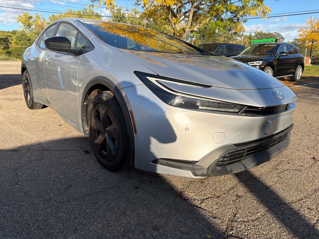Used 2023 Toyota Prius LE FWD image 3