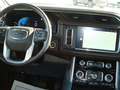 Used 2022 GMC Yukon XL Denali image 10