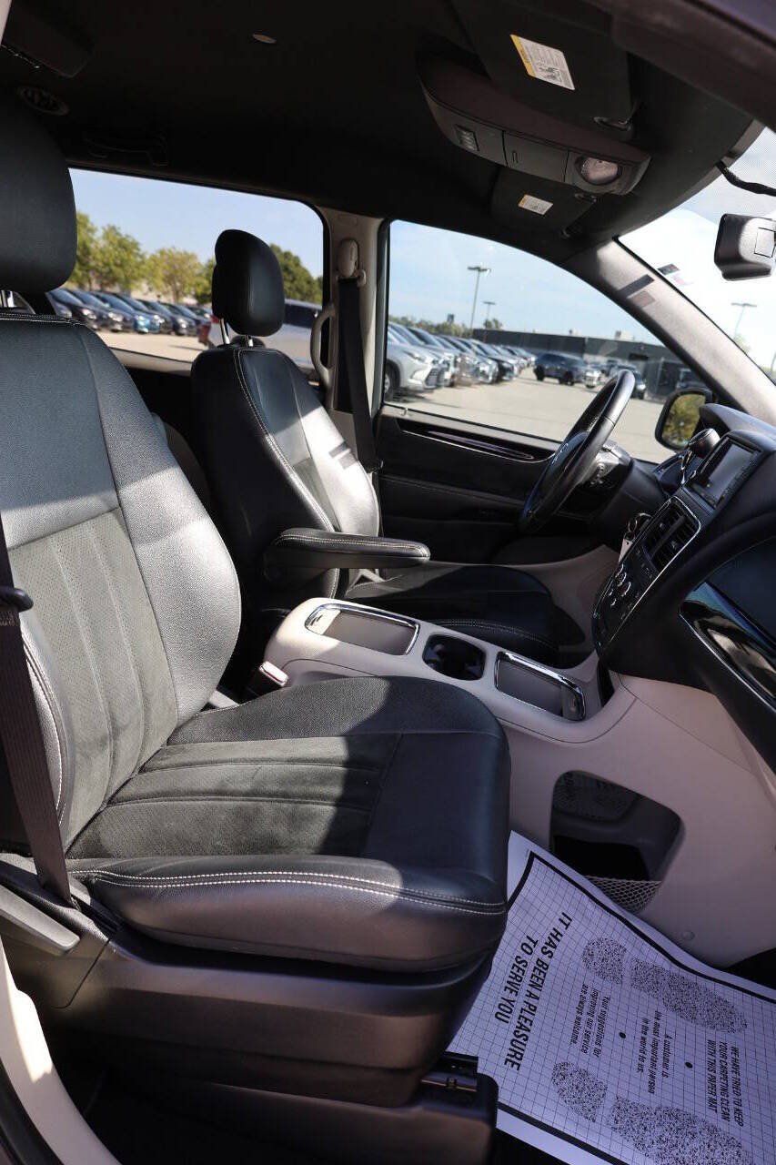 Used 2017 Dodge Grand Caravan SXT FWD image 15