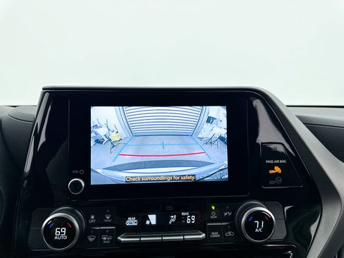 Used 2023 Toyota Highlander LE image 11