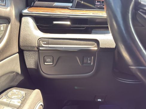 Used 2021 Cadillac Escalade Premium Luxury RWD image 17