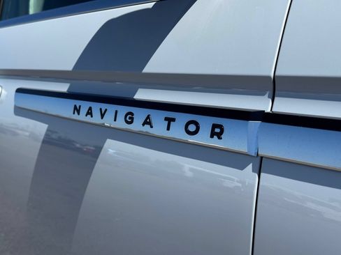Used 2025 Lincoln Navigator Reserve AWD/4WD image 7