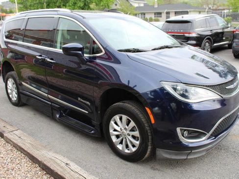 Used 2019 Chrysler Pacifica Touring-L FWD image 5