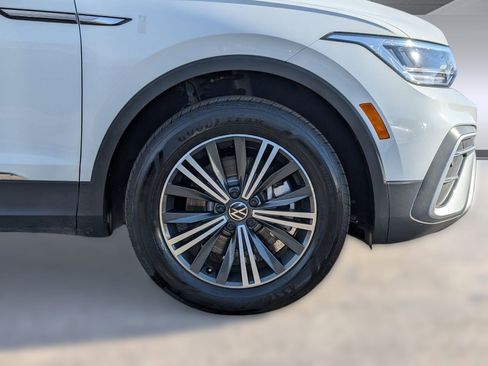 Used 2024 Volkswagen Tiguan SE image 12
