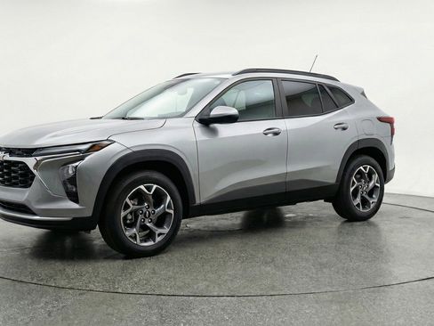 Used 2025 Chevrolet Trax LT w/ LT Convenience Package image 3