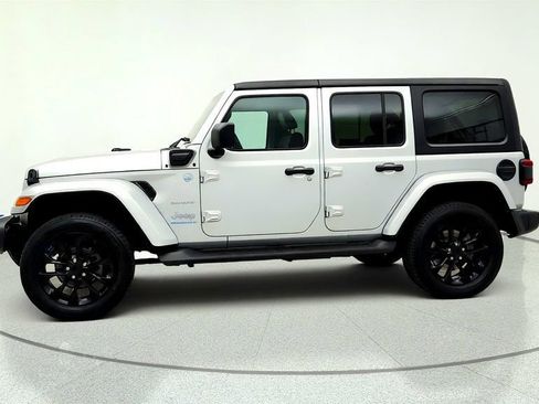 Used 2023 Jeep Wrangler Unlimited Sahara w/ Cold Weather Group AWD/4WD image 8