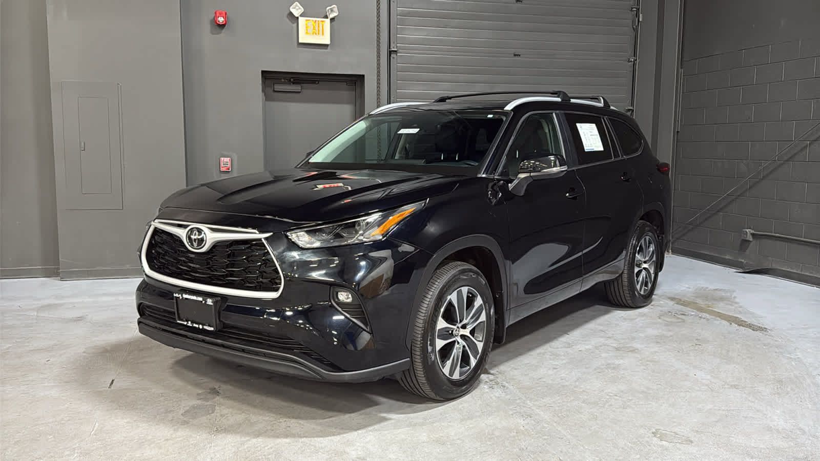 Used 2023 Toyota Highlander XLE AWD/4WD image 3