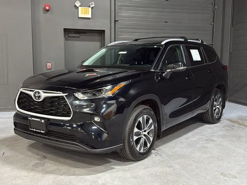 Used 2023 Toyota Highlander XLE AWD/4WD image 3