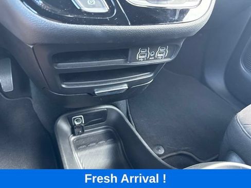 Used 2024 Chrysler Pacifica Touring FWD image 9