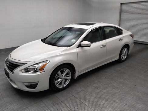 Used 2014 Nissan Altima 2.5 SV w/ Convenience Package FWD image 2