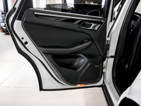 Used 2021 Porsche Macan S w/ Premium Package image 35