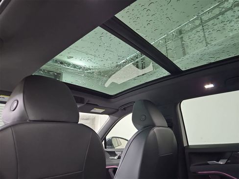 New 2025 Volkswagen Tiguan SE R-Line image 22