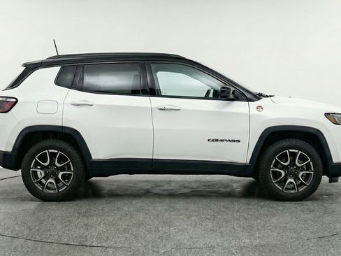 Used 2025 Jeep Compass Trailhawk AWD/4WD image 11