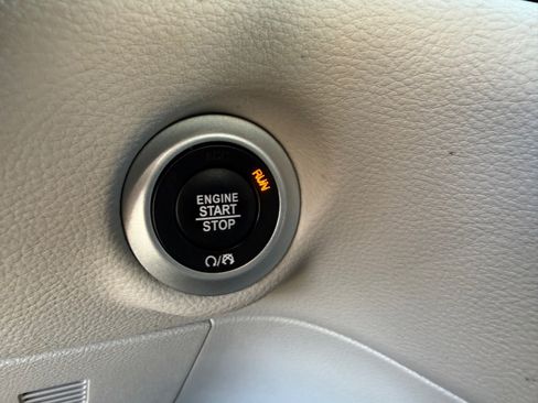 Used 2023 Chrysler Pacifica Touring-L image 29