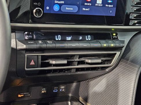 Used 2025 Toyota Camry SE FWD image 31