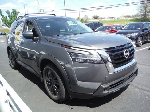 Used 2022 Nissan Pathfinder SV w/ SV Premium Package image 6