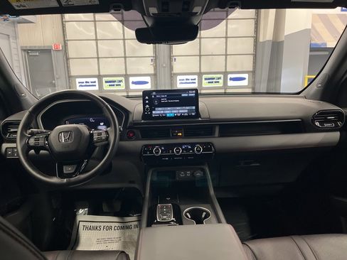 Used 2025 Honda Pilot Black Edition image 29