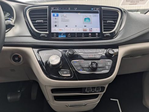 Used 2024 Chrysler Pacifica Limited FWD image 18