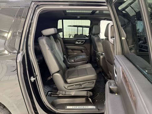 Used 2023 Chevrolet Suburban Z71 w/ Luxury Package image 14