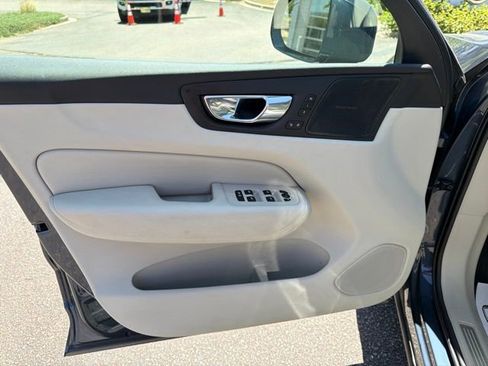 Used 2019 Volvo XC60 T5 Momentum w/ Multimedia Package AWD/4WD image 13