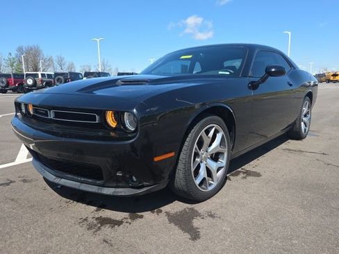 Used 2016 Dodge Challenger SXT Plus image 2
