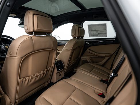 Certified 2025 Porsche Macan image 24