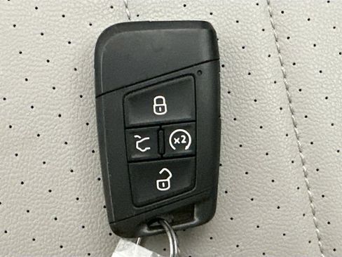 Used 2023 Volkswagen Tiguan SE R-Line AWD/4WD image 17