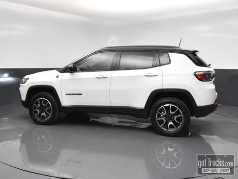 Used 2026 Jeep Compass Trailhawk AWD/4WD image 3