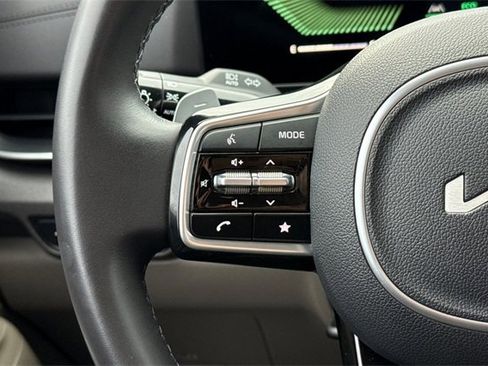 Certified 2025 Kia Carnival EX image 31