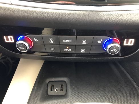 Used 2019 Buick Enclave Essence FWD image 27