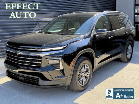 Used 2025 Chevrolet Traverse LT w/ Driver Confidence Package AWD/4WD image 1