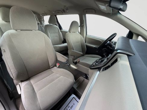 Used 2017 Toyota Sienna L FWD image 23