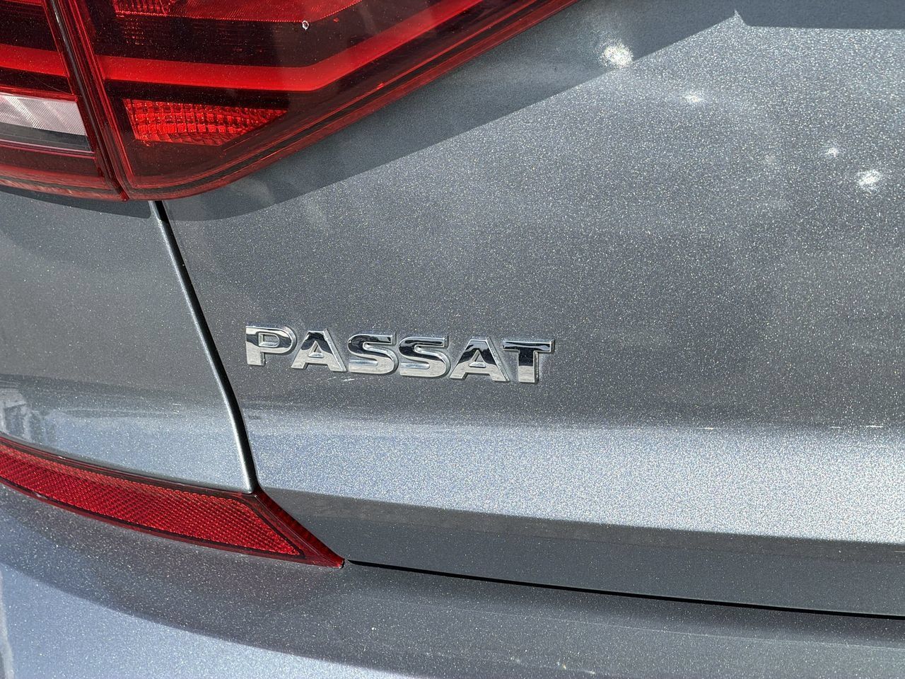 Used 2017 Volkswagen Passat 1.8T R-Line w/ R-Line Lighting Package FWD image 9