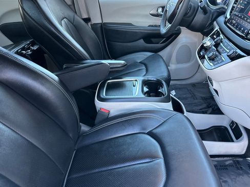 Used 2024 Chrysler Pacifica Touring-L image 14
