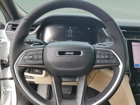 New 2025 Jeep Grand Cherokee Limited RWD image 17