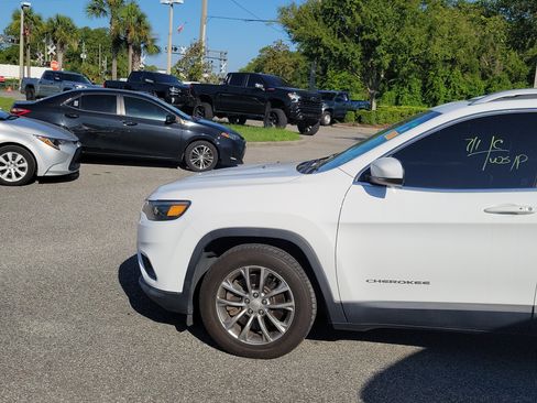 Used 2020 Jeep Cherokee Latitude Plus w/ Cold Weather Group FWD image 25