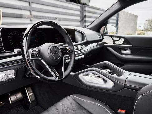 Used 2026 Mercedes-Benz Maybach GLS 600 4MATIC image 2
