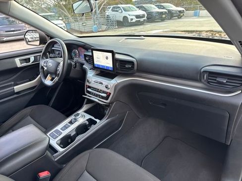 Used 2022 Ford Explorer XLT image 25