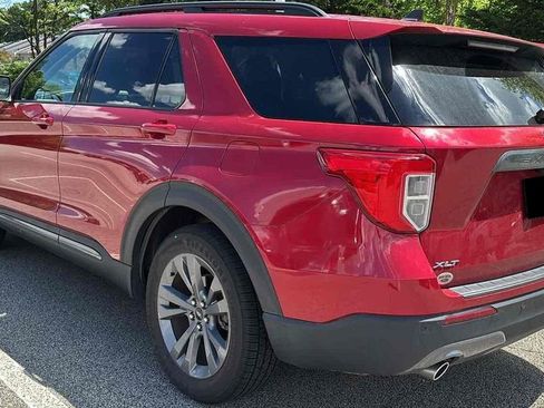 Used 2021 Ford Explorer XLT w/ Equipment Group 202A AWD/4WD image 4