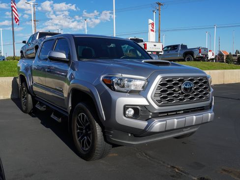 Used 2021 Toyota Tacoma TRD Sport w/ Technology Package AWD/4WD image 2