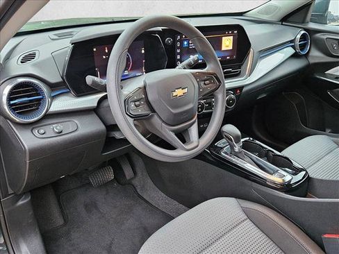 Used 2025 Chevrolet Trax LT image 10