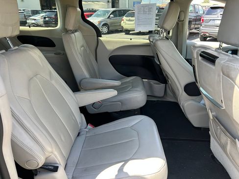 Used 2017 Chrysler Pacifica Touring-L Plus w/ Tire & Wheel Group FWD image 34