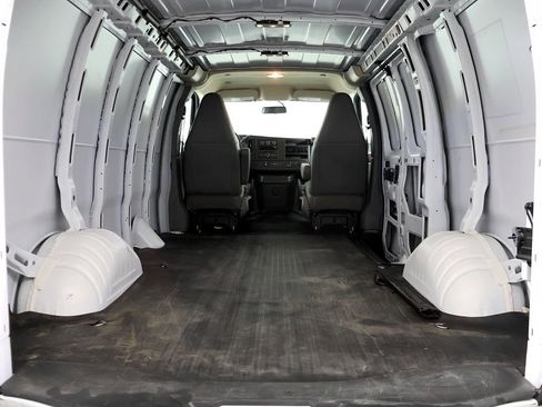 Used 2018 Chevrolet Express 2500 w/ Driver Convenience Package RWD image 20