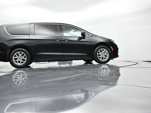 Used 2023 Chrysler Pacifica Touring-L FWD image 29