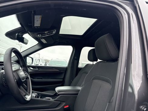 New 2025 Jeep Grand Cherokee 4WD image 16