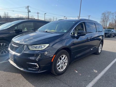 Used 2021 Chrysler Pacifica Touring-L FWD image 1
