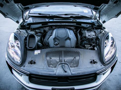 Certified 2023 Porsche Macan AWD/4WD image 22