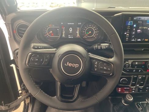 Used 2025 Jeep Wrangler Unlimited Rubicon image 23