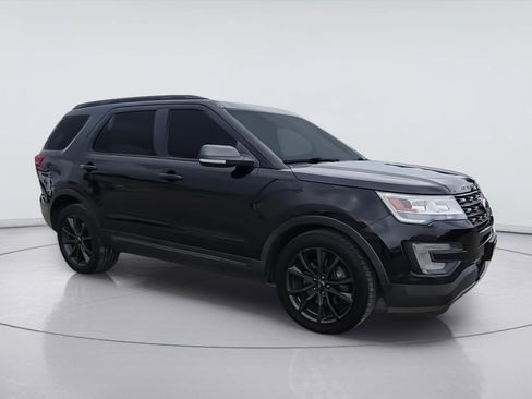 Used 2017 Ford Explorer XLT w/ Equipment Group 202A FWD image 2