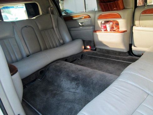 Used 2009 Lincoln Town Car Executive image 23